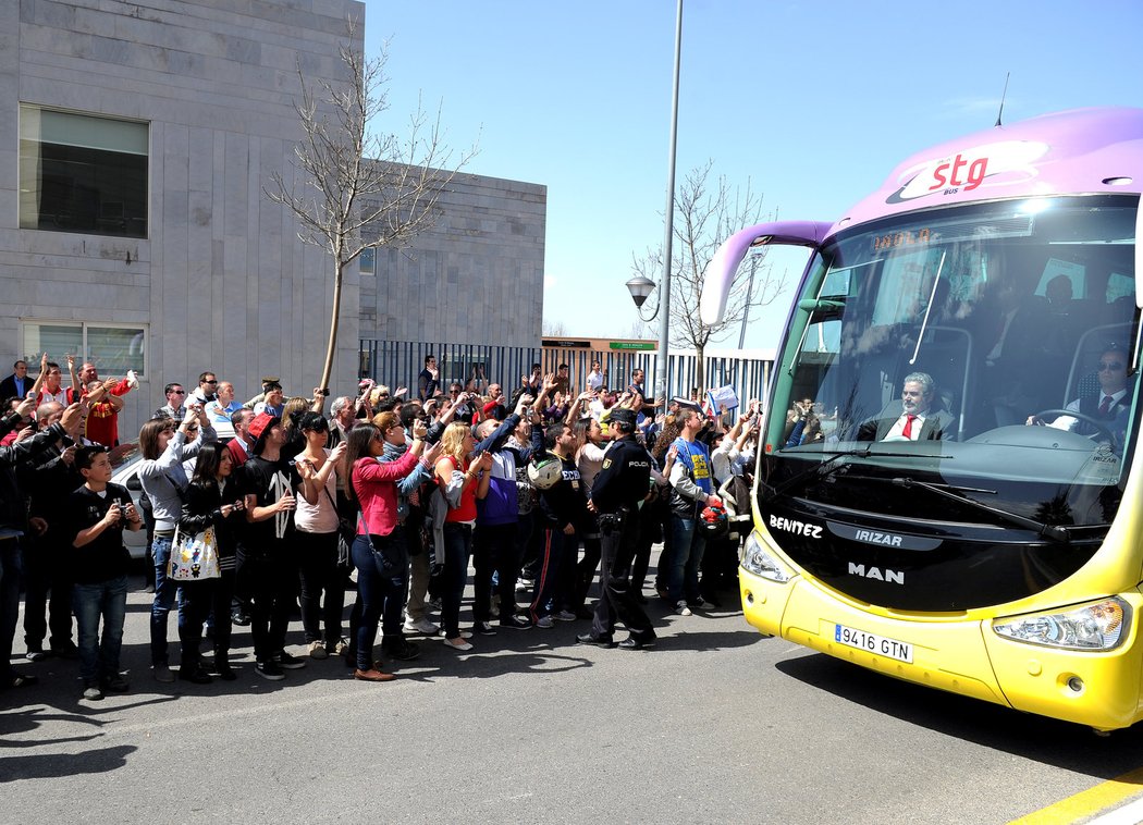 Autobus se španělskopu reprezentací přijíždí k hotelu Granada