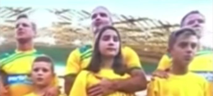 Bývalý australský reprezentant Craig Foster objímá svou dceru způsobem, který někteří fanoušci považují za nepřijatelný