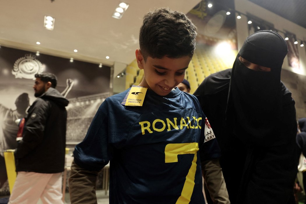 V Rijádu už se prodávají Ronaldovy dresy