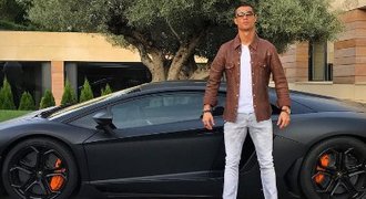 Co se stalo?! Ronaldo odstavil bourák za osm milionů na kruháči a musel do nemocnice