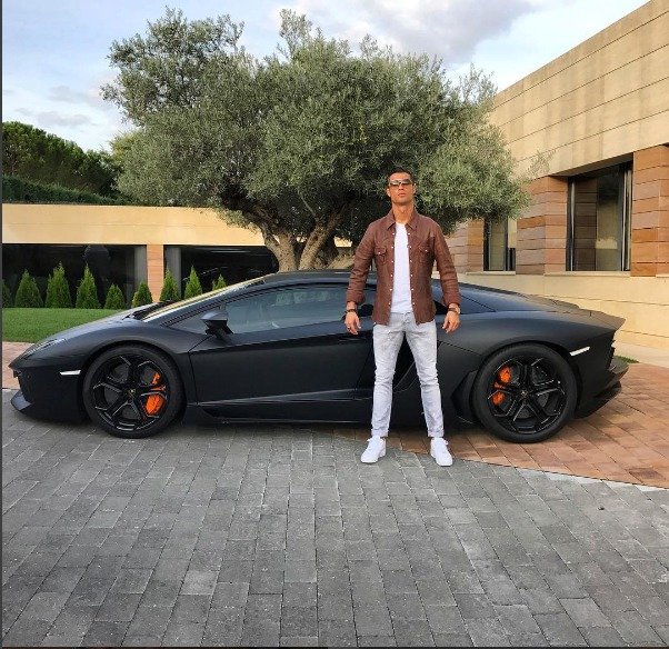 Tohle lamborghini musel Cristiano Ronaldo odstavit cestou z lyžování, když ho rozbolelo zápěstí.