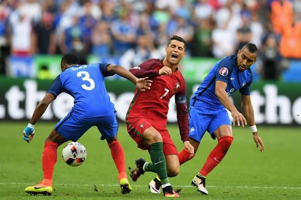 Cristiano Ronaldo končí na EURO, zranění mu způsobil Dimitri Payet (vpravo).