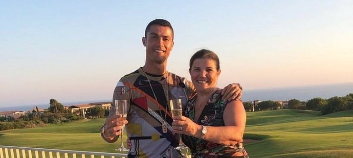 Cristiano Ronaldo se svou matkou popřál fanouškům šťastný nový rok