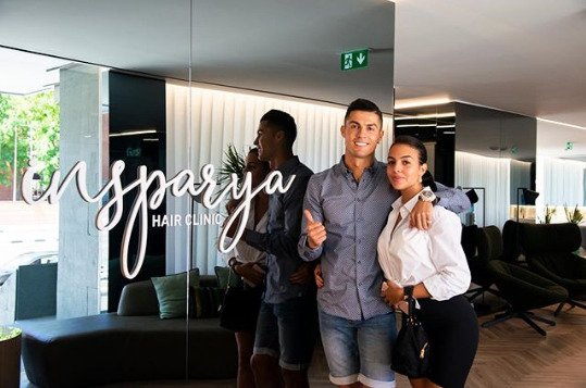 Cristiano Ronaldo tu a tam na Instagramu někoho podpoří, třeba vlasovou kliniku. Zadarmo to asi nebude...