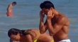 Cristiano s Irinou nachystali pro návštěvníky pláže i senzacechtivé fotografy příjemné překvapení...