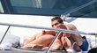 Cristiano Ronaldo objímá na jachtě svoji přítelkyni Irinu Shayk