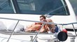Cristiano Ronaldo s Irinou Shayk se sice uchýlili na jachtu, ale paparazzi neutekli... Ti tak získali tyhle pikantní snímky.