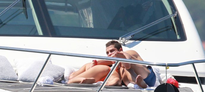 Cristiano Ronaldo s Irinou Shayk se sice uchýlili na jachtu, ale paparazzi neutekli... Ti tak získali tyhle pikantní snímky.