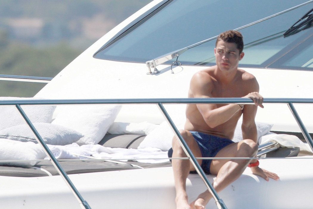 Cristiano Ronaldo se na luxusní jachtě v St. Tropez snaží zapomenout na zklamání z vyřazení v semifinále EURO