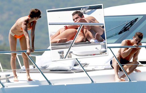 Cristiano Ronaldo a jeho přítelkyně Irina Shayk tráví dovolenou na své jachtě v St. Tropez převážně opalováním a mazlením