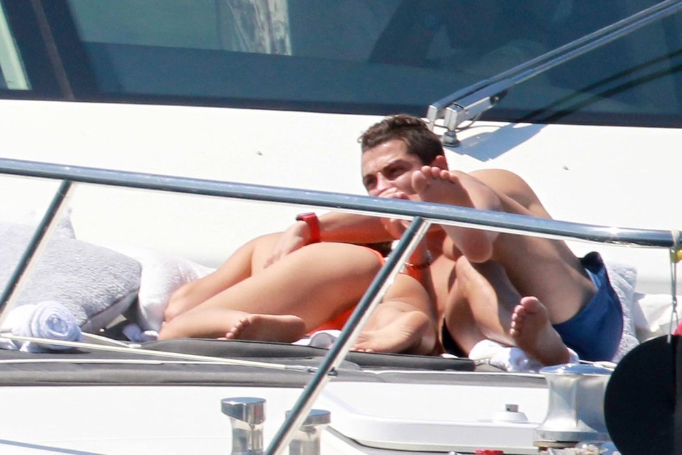 Cristiano Ronaldo objímá na jachtě svoji přítelkyni Irinu Shayk