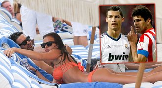 Paroháč Ronaldo! Ke komu se to jeho Irina na pláži tulí?