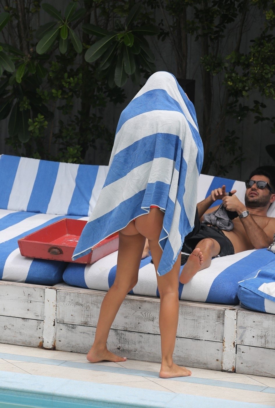 A že nevíš, co mám pod tím ručníkem? Ronaldova Irina tráví dovolenou v Miami s neznámým mužem, je to její milenec?