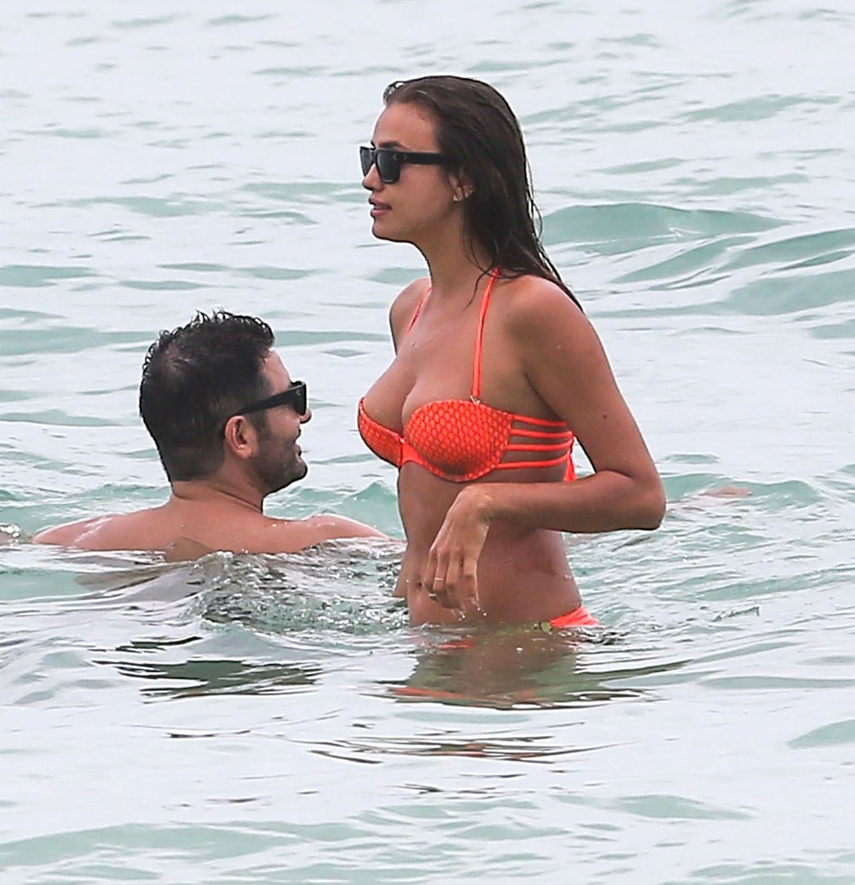Ronaldova Irina si vyrazila na dovolenou s neznámým mužem, v moři si evidentně užívali spoustu legrace...