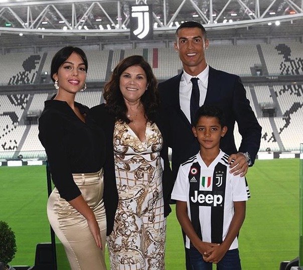 Cristiano Ronaldo se svým synem na stadionu Juventusu