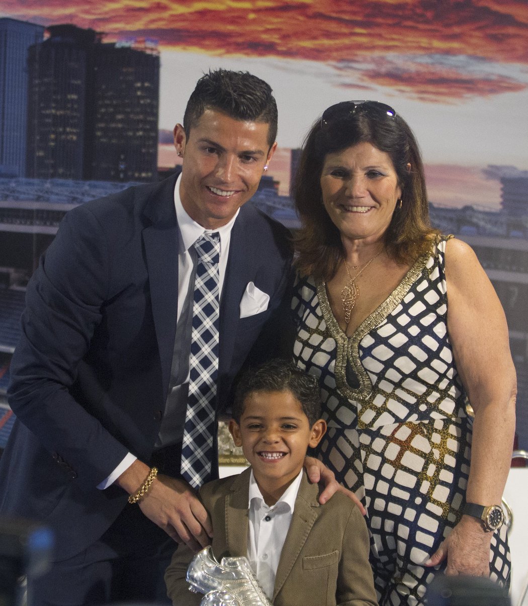 Usměvavá rodinka na předávání další z cen pro Cristiana Ronalda