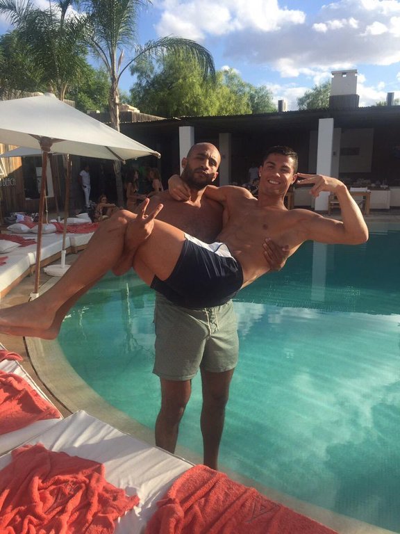 Čerstvě ženatí! Vždycky tu budu, abych tě podržel, brácho, napsal si kickboxer Badr Hari na Twitter k fotce s kamarádem Cristianem Ronaldem.