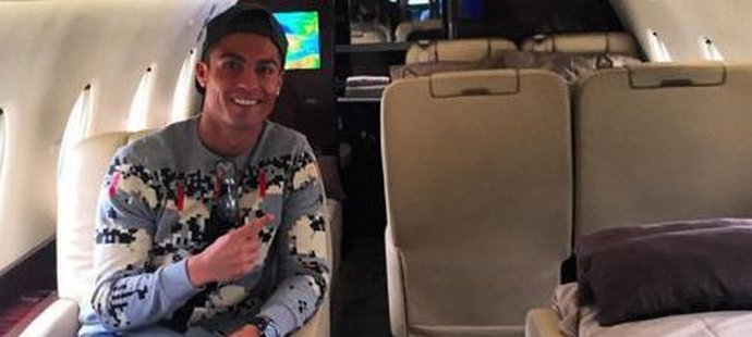 Cestuju sám, napsal si Cristiano Ronaldo na Instagram k fotce ze svého luxusního tryskáče. Investovat v budoucnu bude i do hotelů, ty ponesou značku CR7.