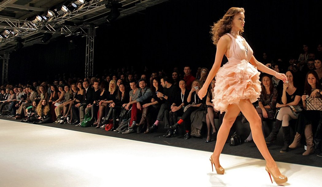 Ronaldova přítelkyně Irina Shayk předváděla v Istanbulu luxusní modely