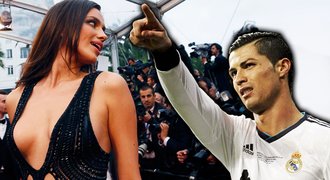 Jestli to máš, tak to ukaž! Ronaldova Irina v Cannes odhalila prsa