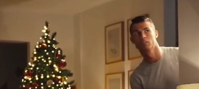 Crisitano Ronaldo v reklamě parodující film Sám doma.