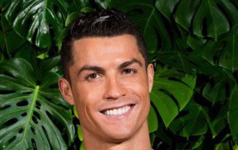 Cristiano Ronaldo prý fixluje velikost svých intimních partií, když předvádí své spodní prádlo.