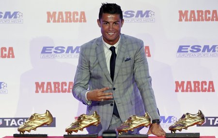 Cristiano Ronaldo se svými čtyřmi Zlatými kopačkami