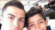 Třetí nejoblíbenější fotka na Ronaldově Instagramu: Oběd se synem
