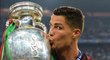 Ronaldo líbá trofej pro šampiony EURO, pátá nejlajkovanější fotka na jeho instagramovém účtu.