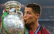 Ronaldo líbá trofej pro šampiony EURO, pátá nejlajkovanější fotka na jeho instagramovém účtu.