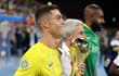 Cristiano Ronaldo slaví s trofejí