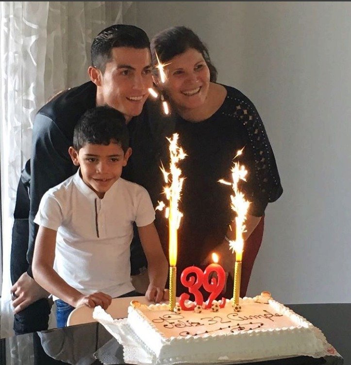 Cristiano Ronaldo slavil 32. narozeniny s matkou a synem.