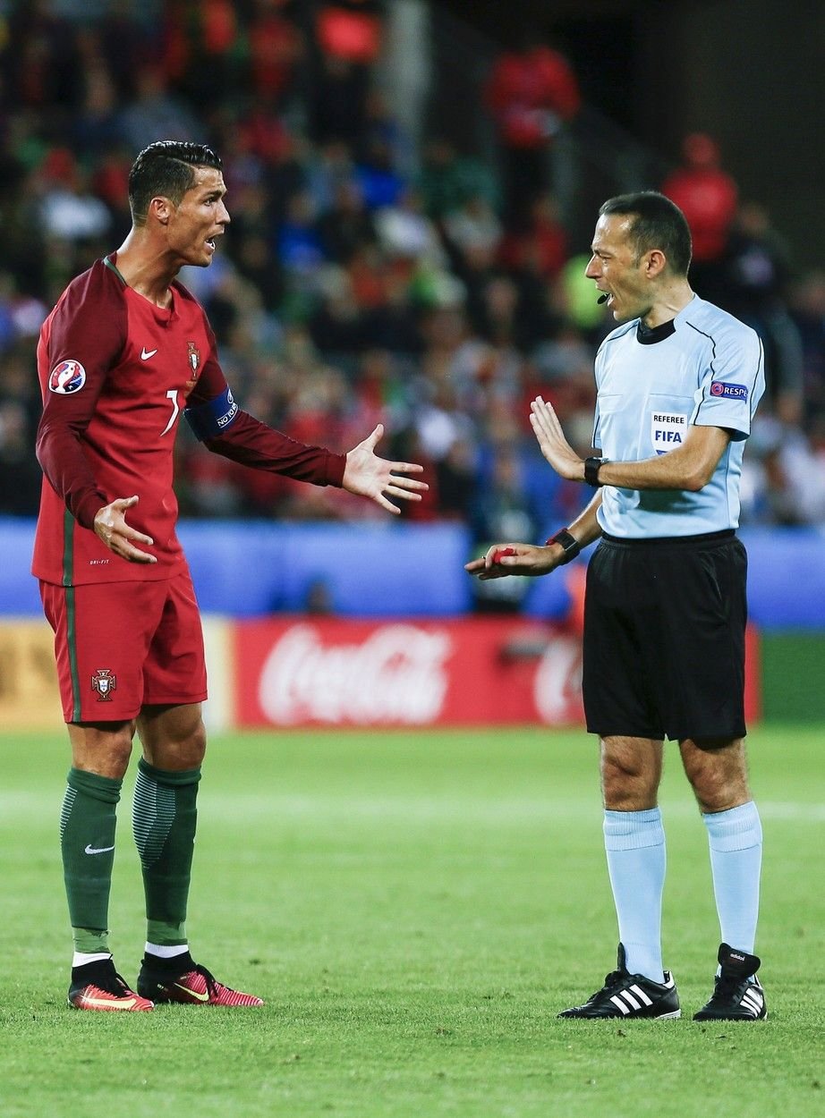 Během zápasu proti Islandu na EURO 2016 se Ronaldo rozčiloval a diskutoval s rozhodčím.