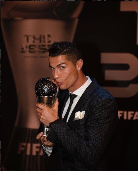 Cristiano Ronaldo s oceněním pro Hráče roku, kterého vyhlašuje FIFA.