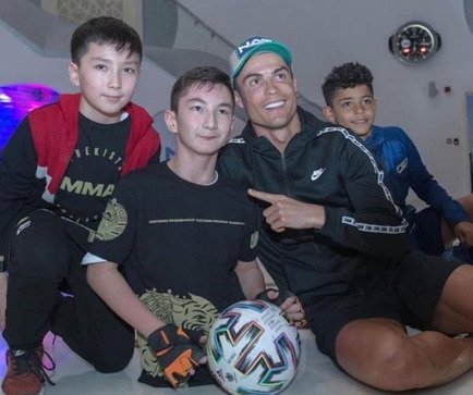 Cristiano Ronaldo s beznohým fanouškem Alim