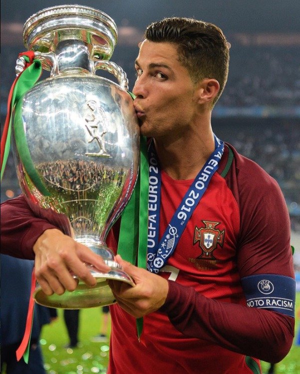 Ronaldo líbá trofej pro šampiony EURO, pátá nejlajkovanější fotka na jeho instagramovém účtu.