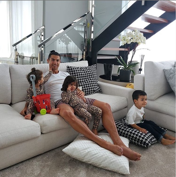 Cristiano Ronaldo doma s dětmi