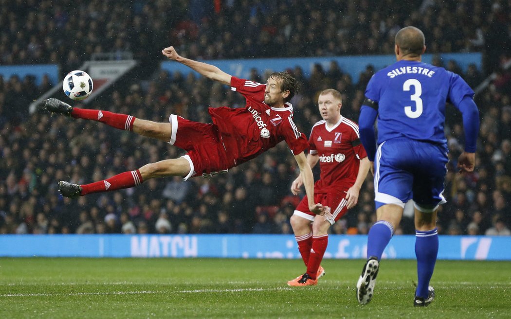 Peter Crouch si vyzkoušel i akrobatický kousek.