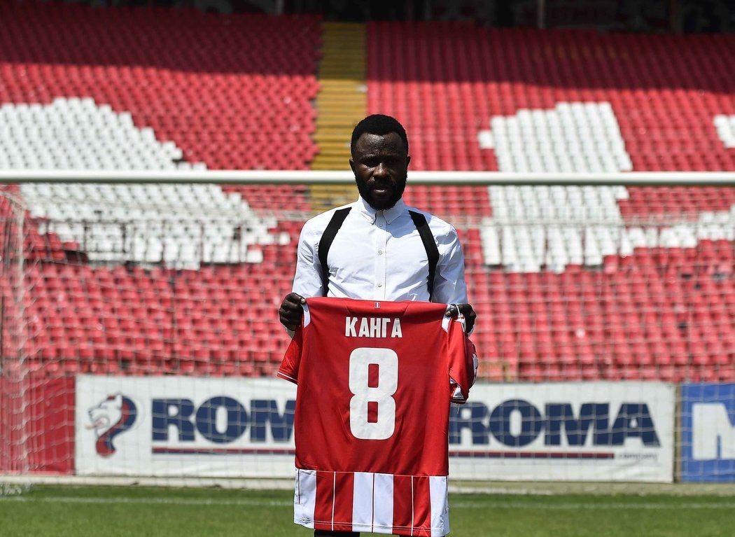Guélor Kanga obléká v Crvene Zvezdě dres s číslem 8