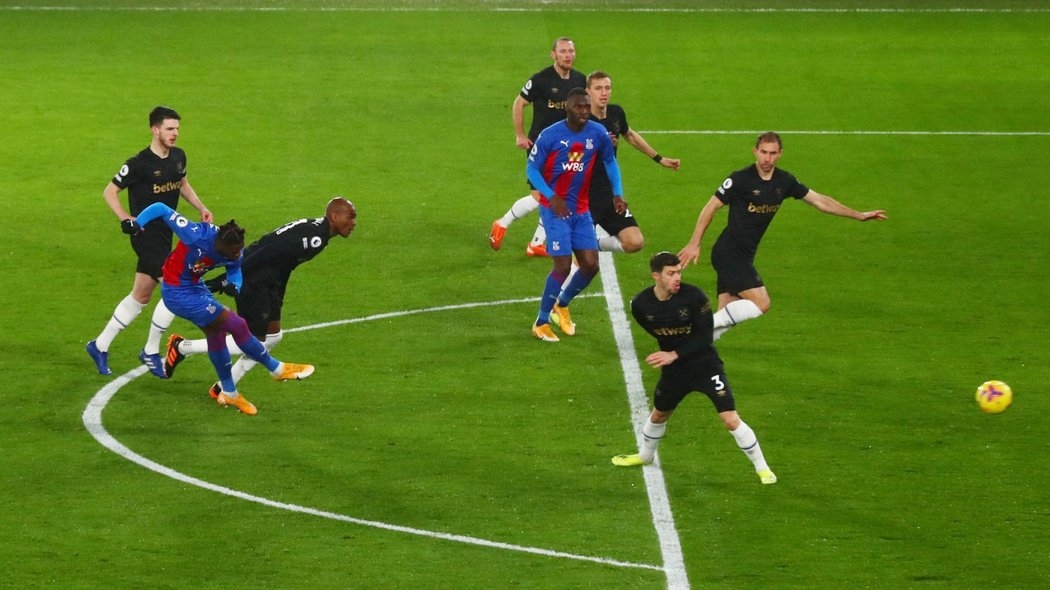 Wilfried Zaha skóroval proti West Hamu střelou zpoza pokutového území