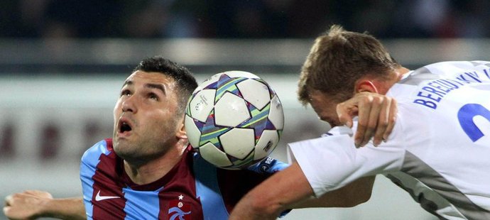 Burak Yilmaz (vlevo) v dresu Trabzonsporu v souboji s Vasilijem Berezuckým z CSKA Moskva v Lize mistrů