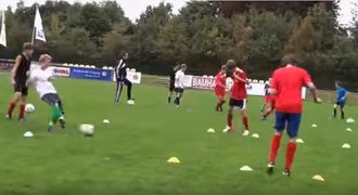 VIDEO: Světový fotbal - Přihraj a běž přes kloboučky