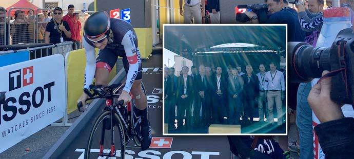 Cyklisté na Tour de France uctili památku obětí teroristického útoku v Nice
