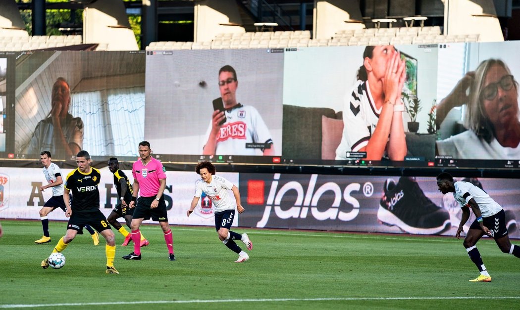 V Aarhusu dostali při zápase s Randers na stadion pomocí obřích obrazovek přibližně 10 tisíc fanoušků