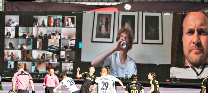 V Aarhusu dostali při zápase s Randers na stadion pomocí obřích obrazovek přibližně 10 tisíc fanoušků