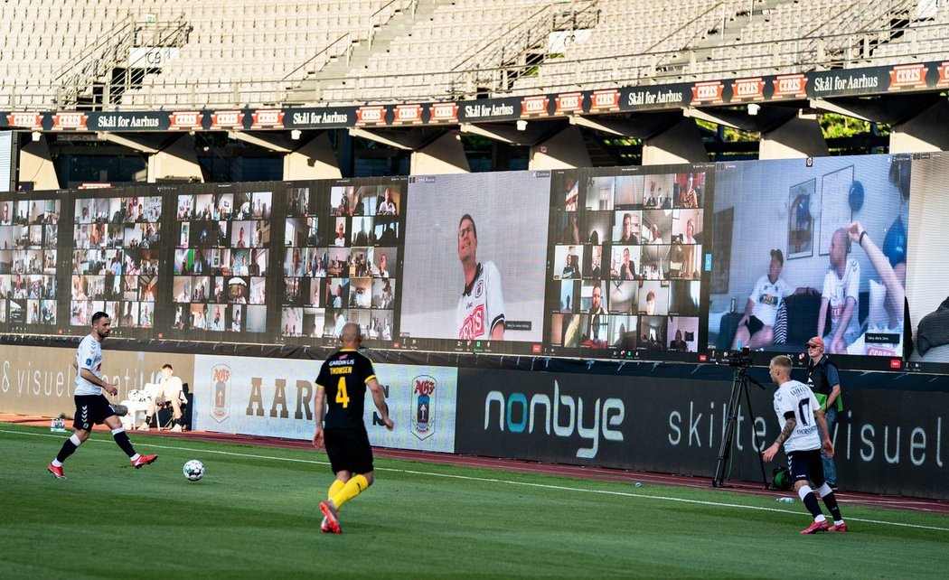 V Aarhusu dostali při zápase s Randers na stadion pomocí obřích obrazovek přibližně 10 tisíc fanoušků