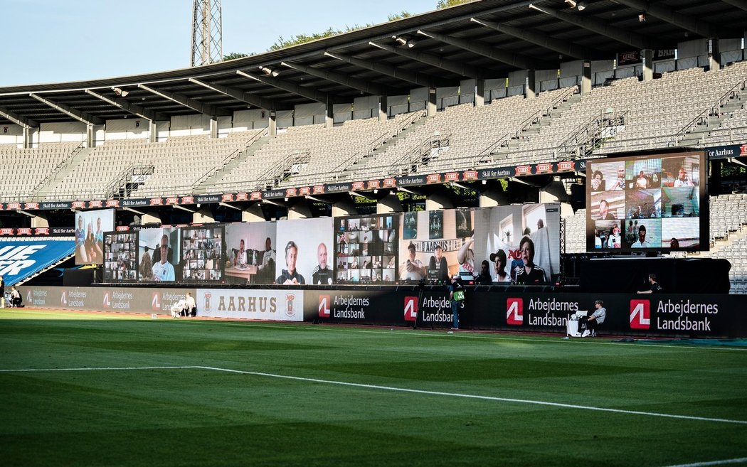 V Aarhusu dostali při zápase s Randers na stadion pomocí obřích obrazovek přibližně 10 tisíc fanoušků