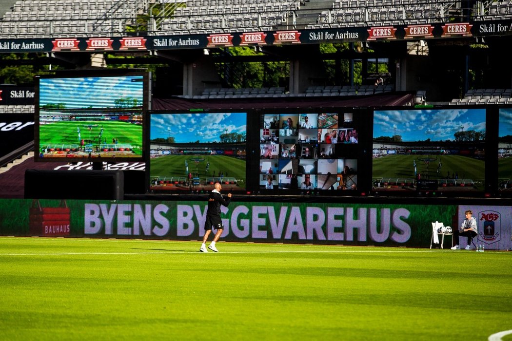 V Aarhusu dostali při zápase s Randers na stadion pomocí obřích obrazovek přibližně 10 tisíc fanoušků