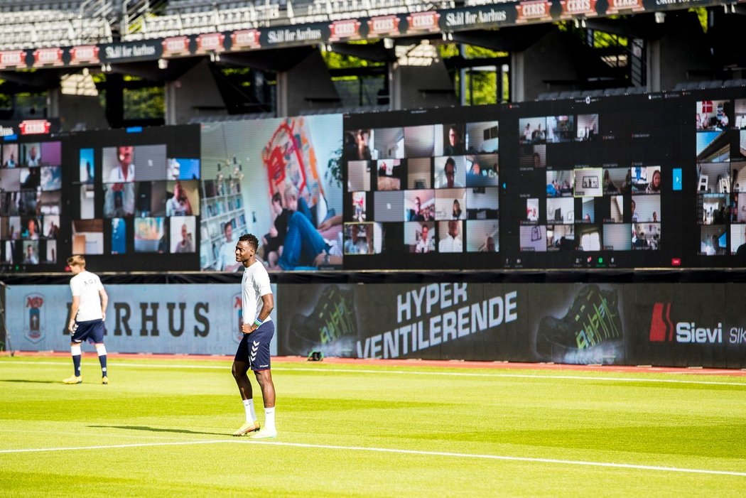 V Aarhusu dostali při zápase s Randers na stadion pomocí obřích obrazovek přibližně 10 tisíc fanoušků