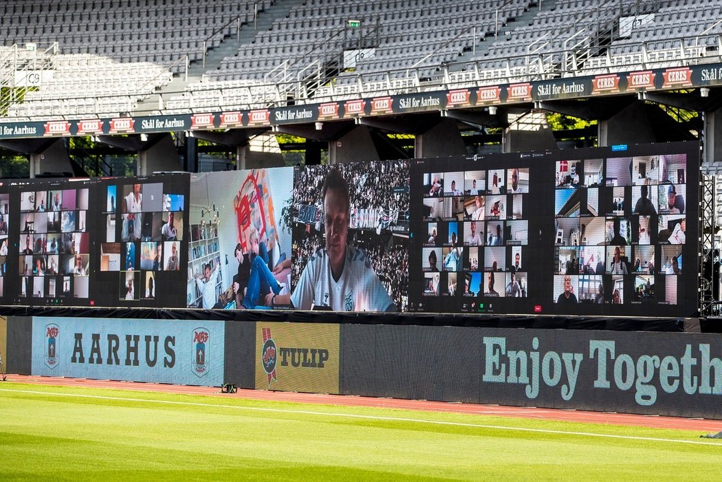 V Aarhusu dostali při zápase s Randers na stadion pomocí obřích obrazovek přibližně 10 tisíc fanoušků